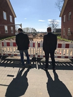 Der neue Bürgermeister André Lüdemann und Bauamtsleiter Gerd Köhnken überzeugen sich vom aktuellen Stand der Baumaßnahme