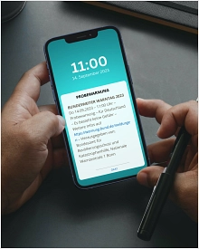 Bildschirm eines Smartphones mit dem Text zum Warntag 2023